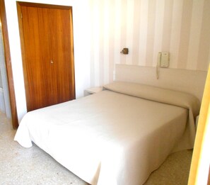 Habitación estándar con 1 cama matrimonial o 2 individuales | Caja de seguridad en la habitación, escritorio y cortinas blackout 