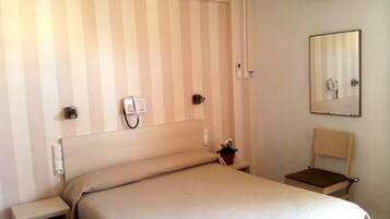 Caja de seguridad en la habitación, escritorio y cortinas blackout