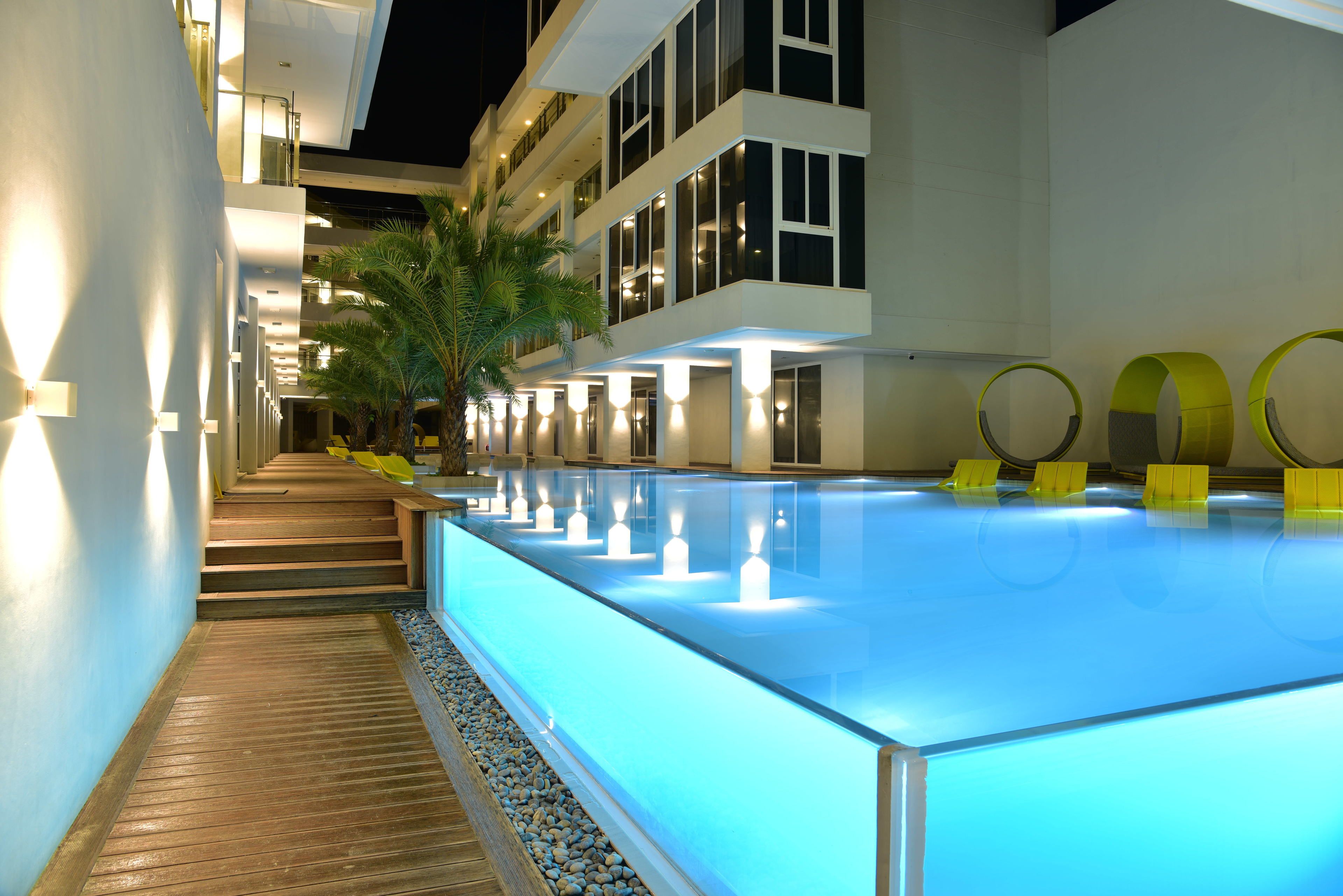 2 outdoor pools, open 8:00 am to 9:00 pm, pool loungers