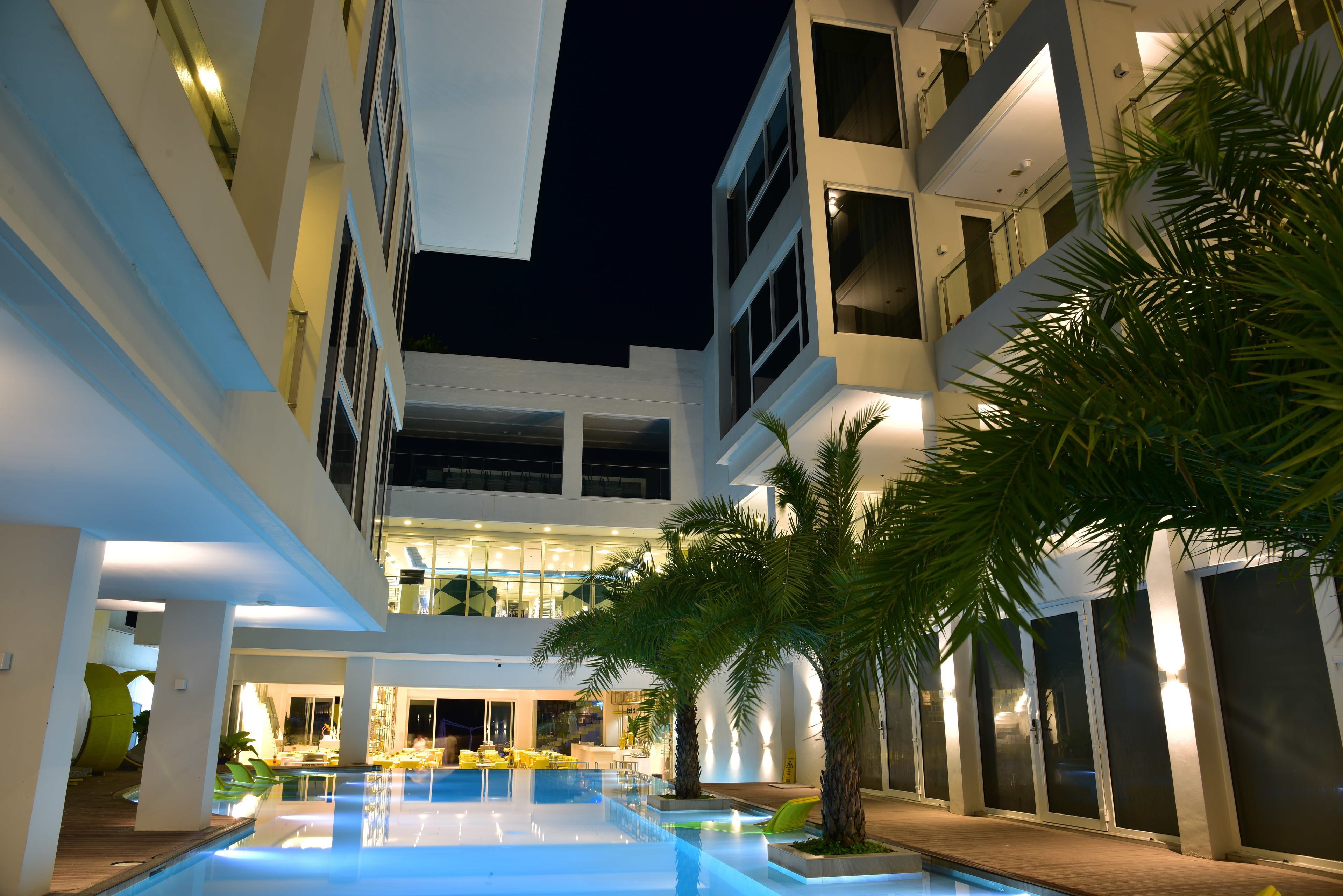 2 outdoor pools, open 8:00 am to 9:00 pm, pool loungers