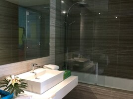 Ducha, artículos de tocador gratuitos, secador de pelo, batas