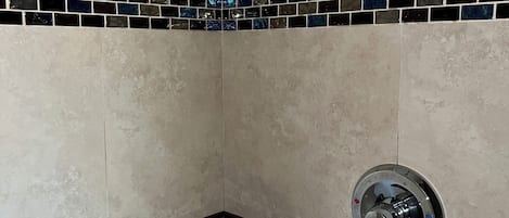 Een douche, handdoeken