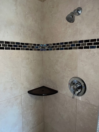 Shower, towels. Tip Top Motel Cafe & Bakery