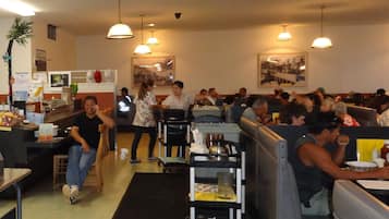 Petit déjeuner et déjeuner servis sur place