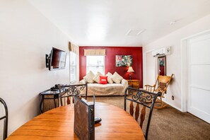 Rom – premium, 1 kingsize-seng | Oppholdsområde | En 32-tommers Flatskjerm-TV med kabel-kanaler samt TV