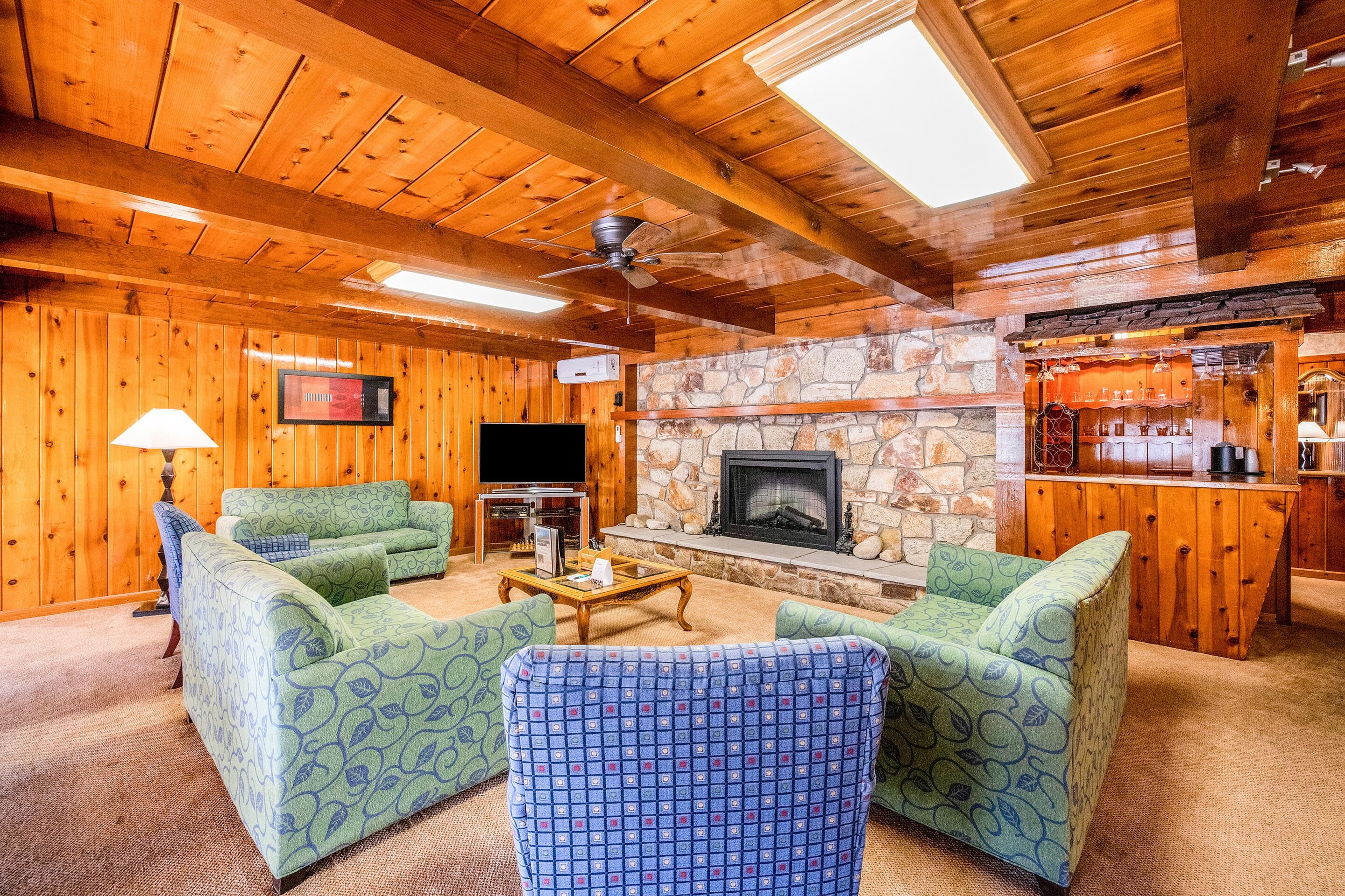 32-inch flat-screen TV with cable channels, TV