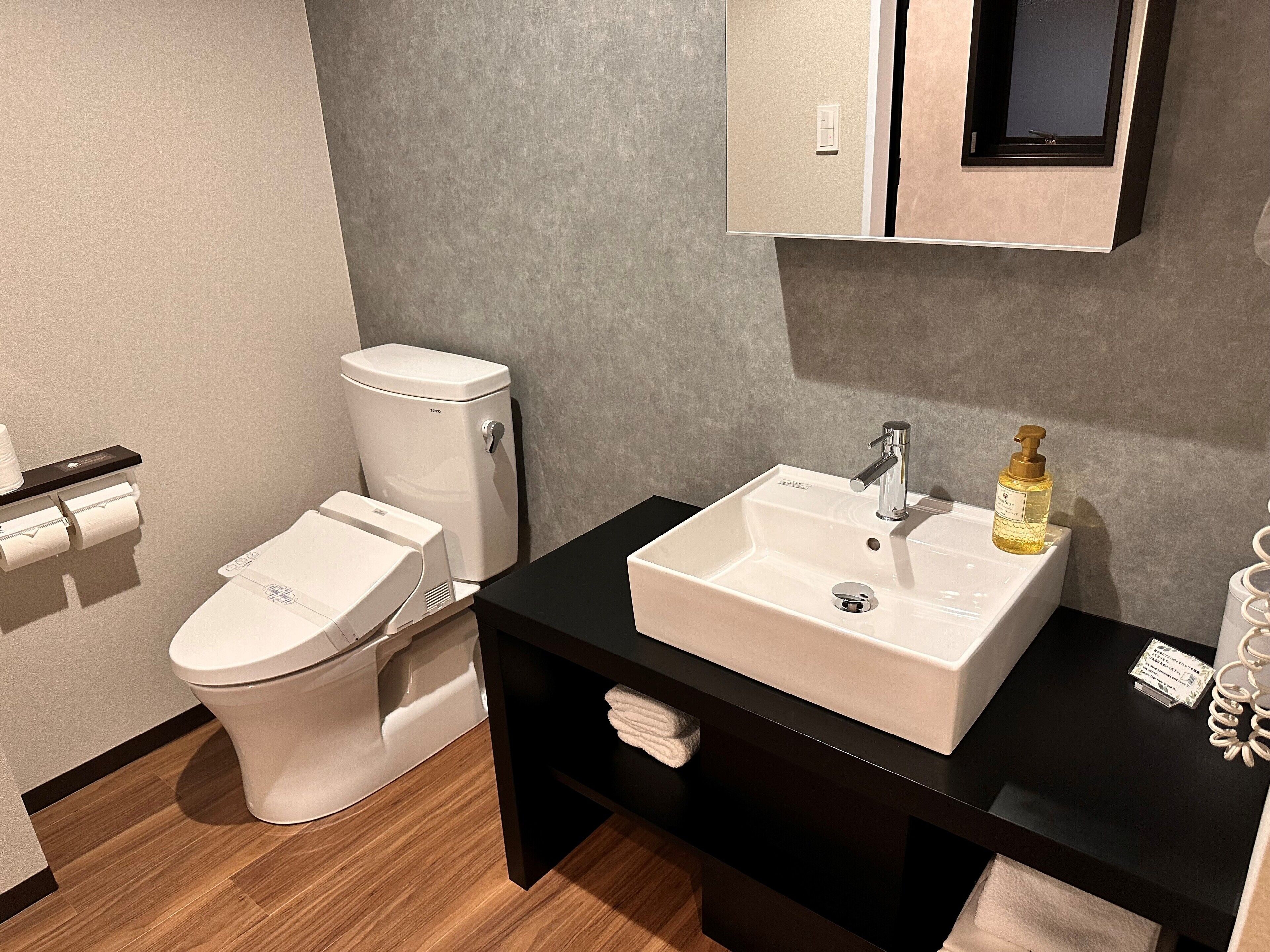 deluxe twin room, non smoking | bathroom | separate bathtub and shower, deep-soaking bathtub, free toiletries