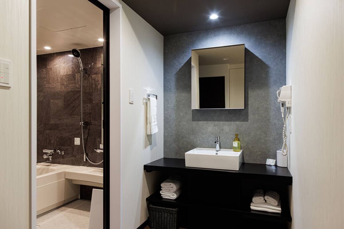 basic twin room, non smoking | bathroom | separate bathtub and shower, deep-soaking bathtub, free toiletries