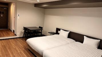 Habitación básica con 2 camas individuales, para no fumadores | Ropa de cama hipoalergénica y decoración personalizada