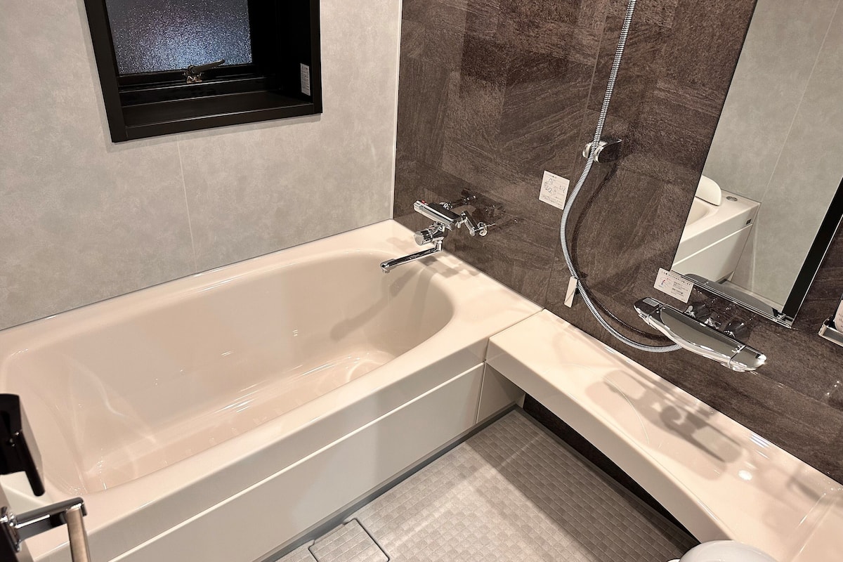 separate bathtub and shower, deep-soaking bathtub, free toiletries