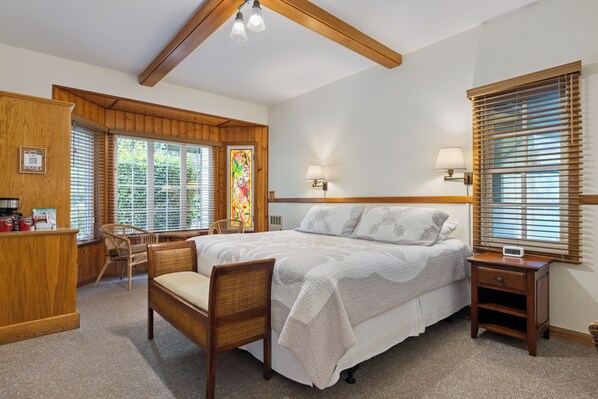 Standard Room, 1 King Bed (Awapuhi) | Iron/ironing board, free WiFi, bed sheets