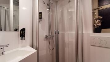 Standard Twin Room, Private Bathroom | Bathroom | Shower, rainfall showerhead, hair dryer, towels