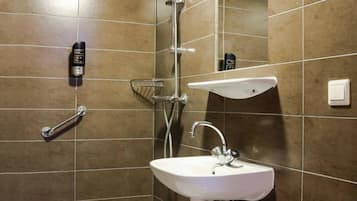 Douche, sĂšche-cheveux, serviettes fournies, savon