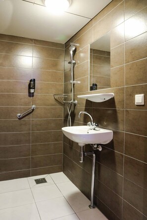 Shower, hair dryer, towels, soap - Hotel Jesse (Amsterdam)