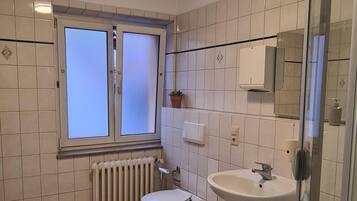 Basic Single Room, Shared Bathroom | Bathroom