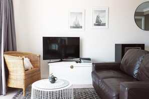 40-cm Smart TV with satellite channels, TV - Shutters by the Sea Kiama (Kiama)