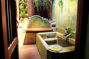 Family Suite, 2 Bedrooms, Bathtub | Garden view