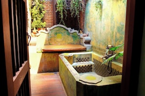 Familien-Suite, 2 Schlafzimmer, Badewanne | Blick auf den Garten