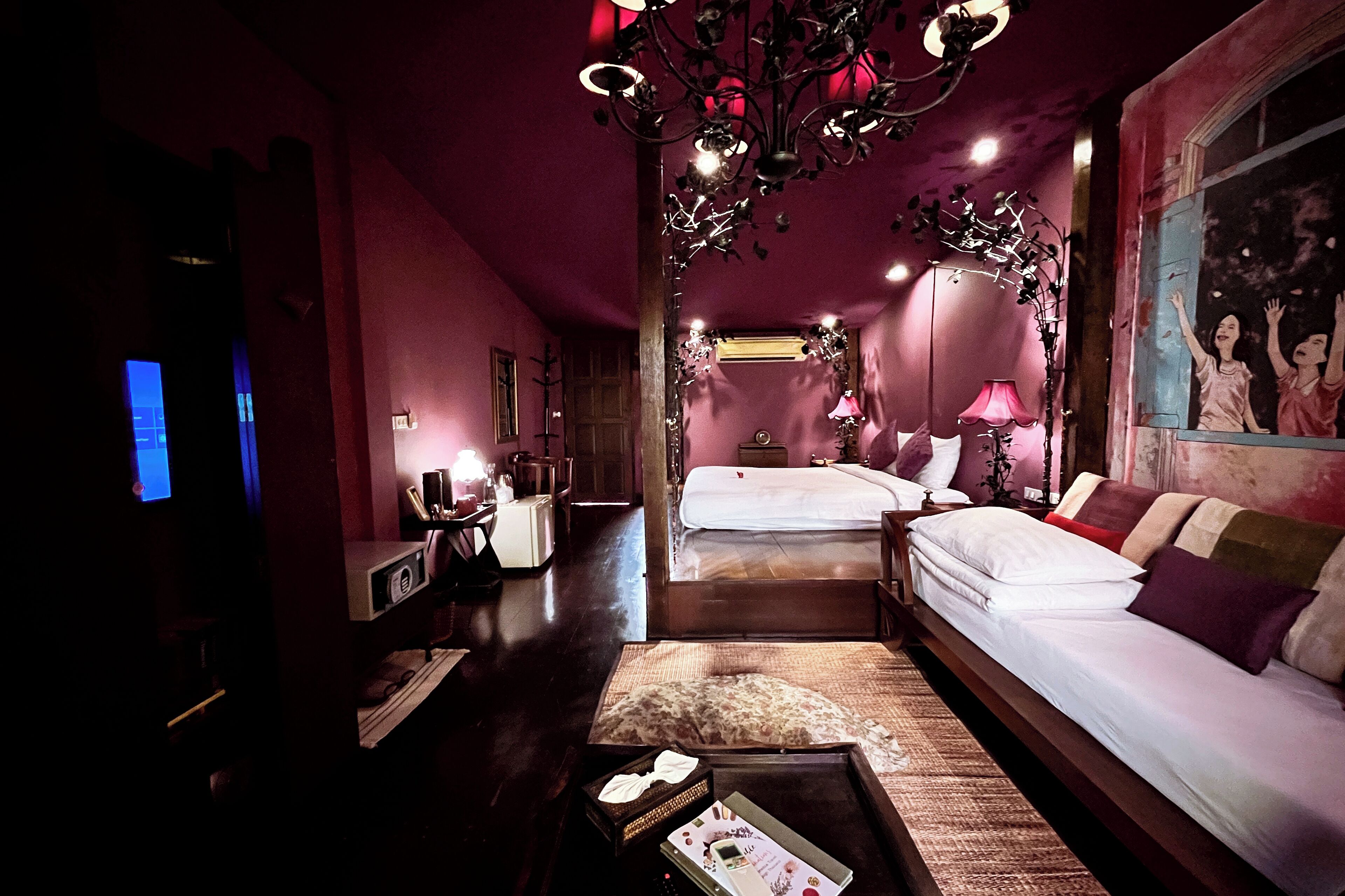 Honeymoon Suite | In-room safe, iron/ironing board, bed sheets