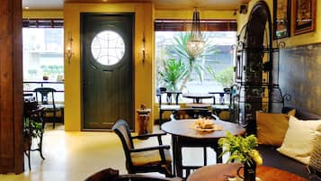 Coin salon dans le hall