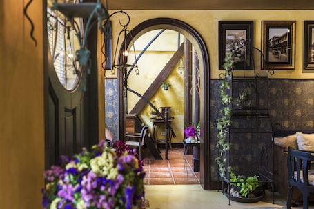 Área de estar no saguão. Old Capital Bike Inn