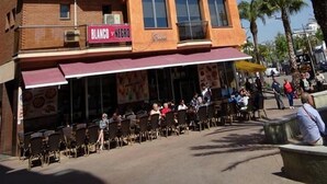 Un hôtel à plusieurs étages, doté de balcons et abritant un restaurant appelé « Blanco Negro » au rez-de-chaussée.