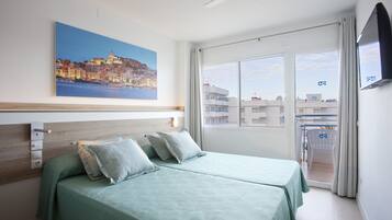 Appartement, 1 slaapkamer, balkon | 2 slaapkamers, donsdekens, verduisterende gordijnen