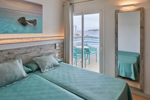 Donsdekens, verduisterende gordijnen, een strijkplank/strijkijzer