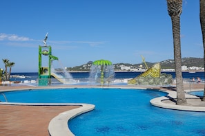 3 piscines a l'aire lliure (horari: 09:00-19:00), para-sols i gandules