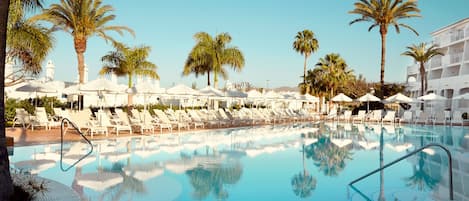 3 piscinas al aire libre, una piscina climatizada, sombrillas, tumbonas