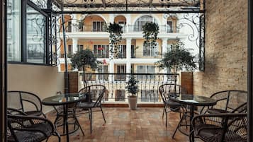 Serveert ontbijt, lunch, diner, internationale gerechten