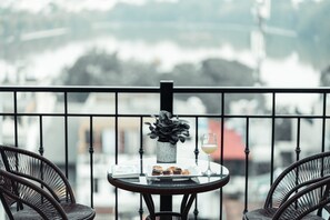 Deluxe Room, Lake View | Minibar, in-room safe, desk, soundproofing - Le Foyer Hotel (Hanoi)