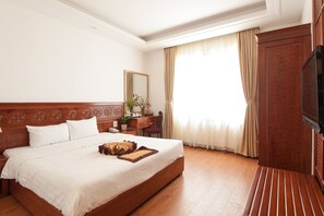 Deluxe Room, Lake View | Minibar, in-room safe, desk, soundproofing - Le Foyer Hotel (Hanoi)