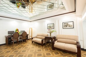 Lobby sitting area - Le Foyer Hotel (Hanoi)