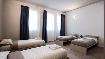 Habitación cuádruple, varias camas, para no fumadores | Caja de seguridad en la habitación y decoración personalizada