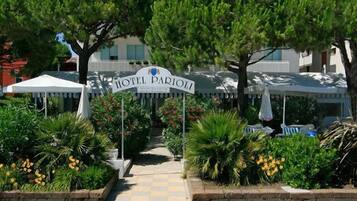 Caja de seguridad en la habitación y escritorio