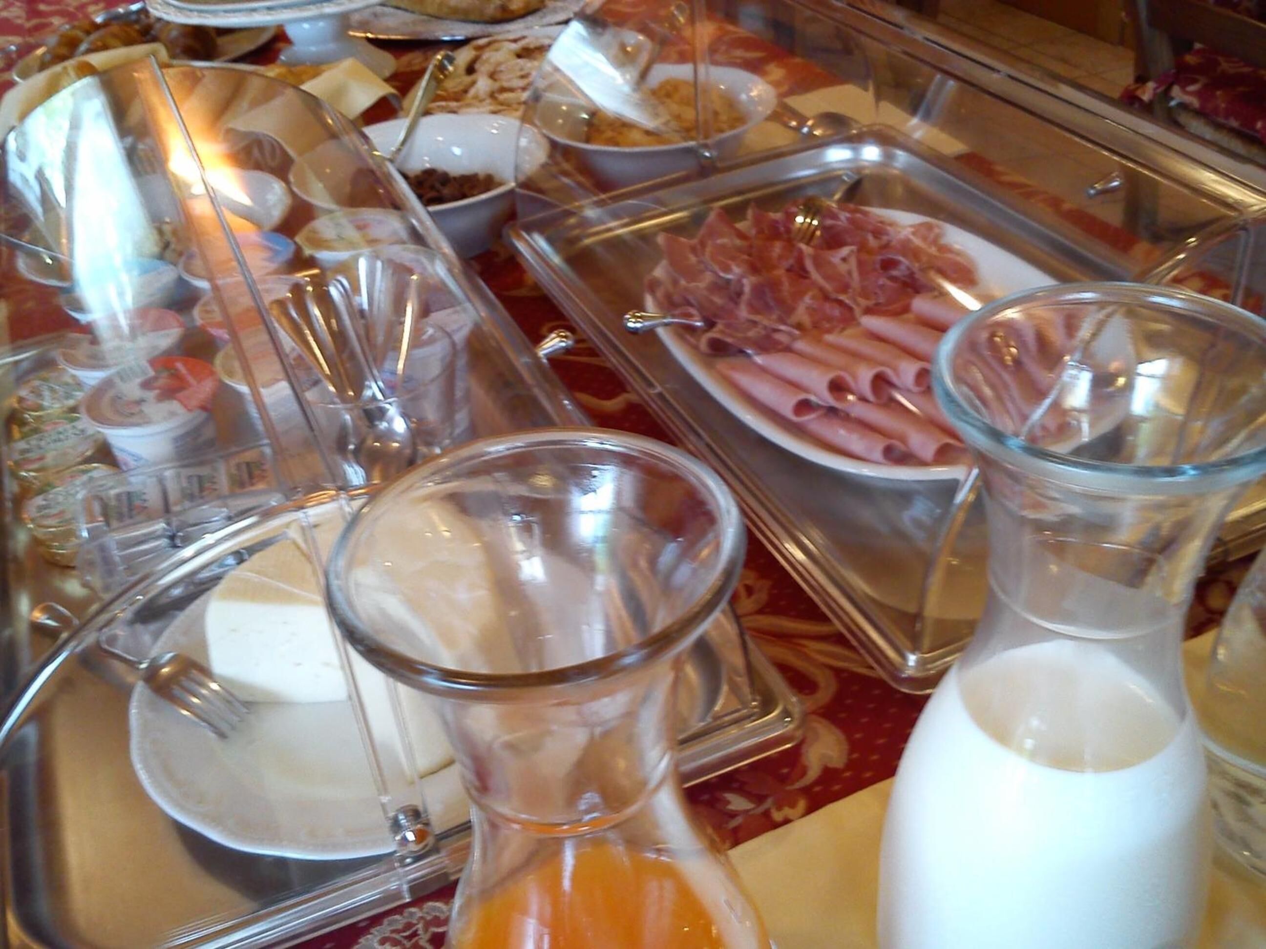 Een buffetopstelling met diverse gerechten en drankdispensers.