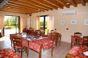 Petit déjeuner continental (16 EUR par personne)