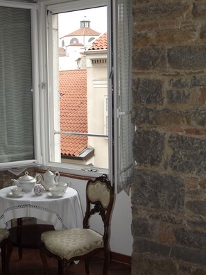 Repas dans la chambre