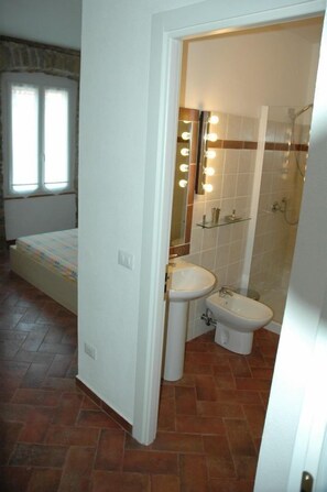 Camera doppia, bagno in camera | Bagno | Set di cortesia gratuito, asciugacapelli, bidet, asciugamani