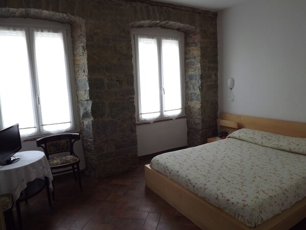 Camera doppia, bagno in camera | Lenzuola Frette, copriletto in piuma, una scrivania, insonorizzazione