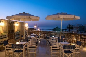 Outdoor dining - Kastro Apartments (Mylopotamos)