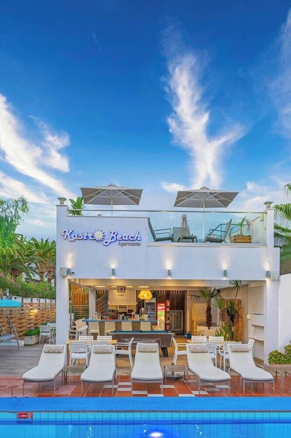 Outdoor pool - Kastro Apartments (Mylopotamos)