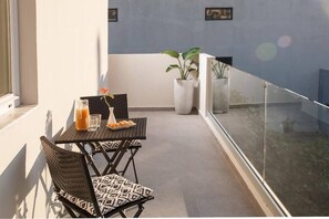 Outdoor dining - Kastro Apartments (Mylopotamos)