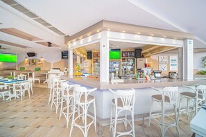 Bar (on property) - Kastro Apartments (Mylopotamos)