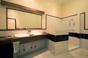 Villa familiar, 2 habitaciones, vista al mar | Baño | Regadera, amenidades de baño gratuitas, secadora de cabello, toallas 
