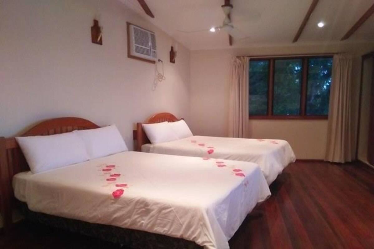 家庭别墅, 2 间卧室, 海景 | 客房内保险箱、办公桌、熨斗/熨板、床单