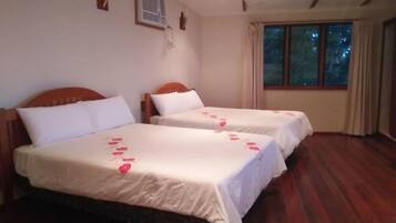 Vila família, 2 quartos, vista para o mar | Cofres nos quartos, escrivaninha, ferros/tábuas de passar roupa