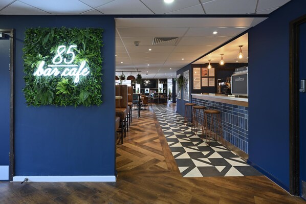 Lobby - Travelodge Cambridge Orchard Park (Cambridge)