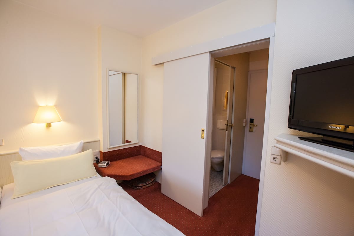 Standard Double Room, Balcony, River View | Bathroom | Free toiletries, hair dryer, towels
